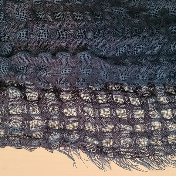 Light weight scarf NWT Blue - Picture 2 of 2